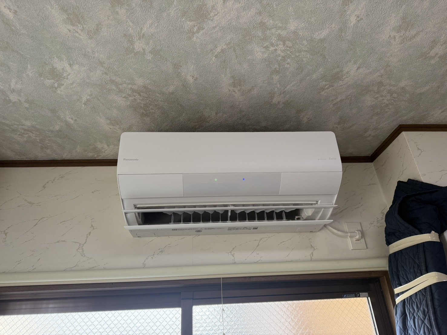 江東区にて、屋上置きエアコン入替工事